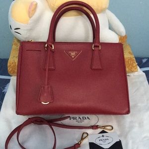 Authentic 💯% RED Prada Zip Saffiano Galleria Tote Bag.